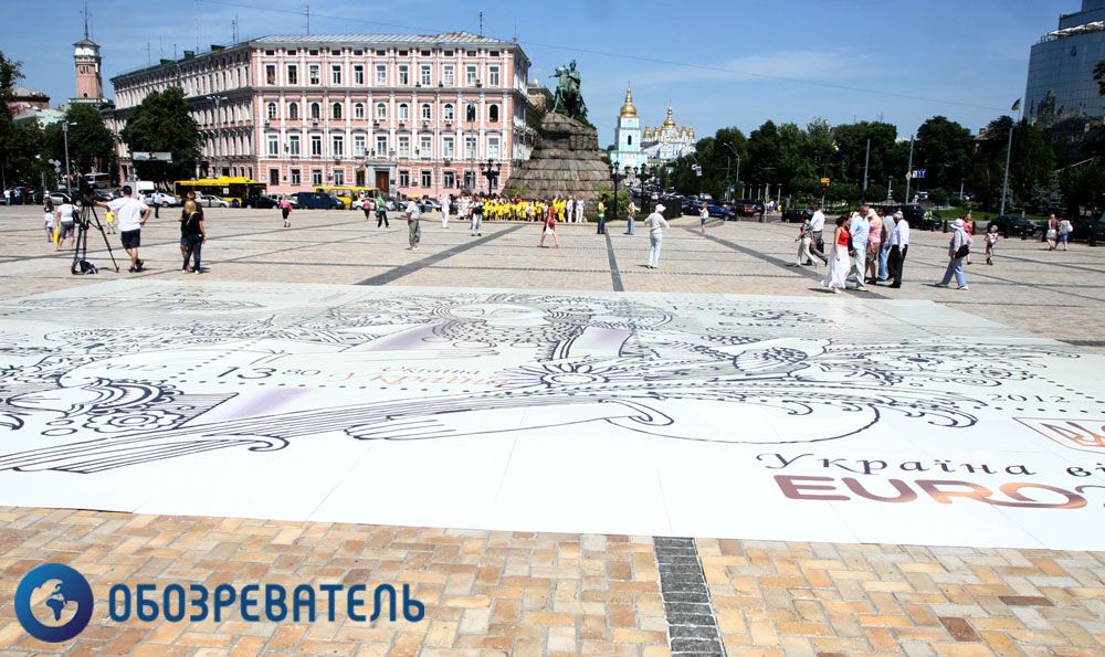 На Софійській площі зібрали гігантську марку-пазл