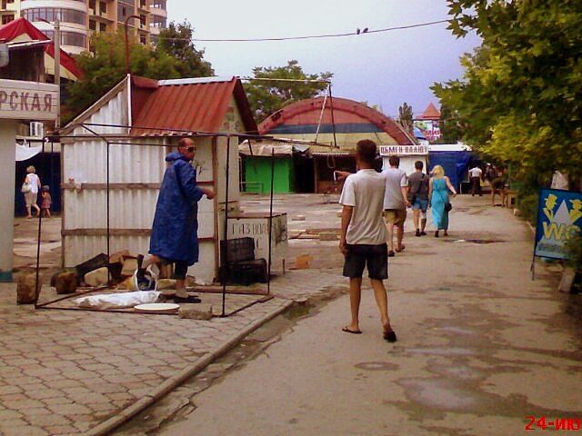 Буря в Євпаторії: людей відносило в море на матрацах