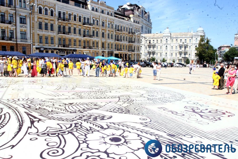 На Софійській площі зібрали гігантську марку-пазл