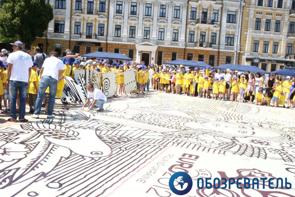 На Софійській площі зібрали гігантську марку-пазл
