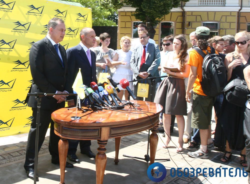 На Софійській площі зібрали гігантську марку-пазл