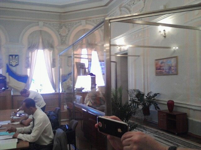 У залі суду встановили павільйон для Тимошенко. Додано фото