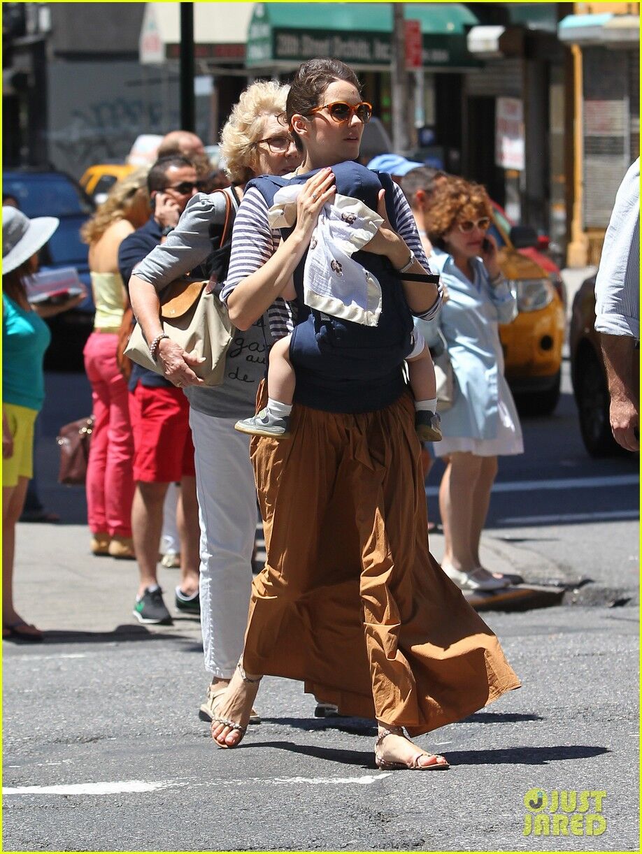 Марион Котийяр переходит на другую сторону. Фото