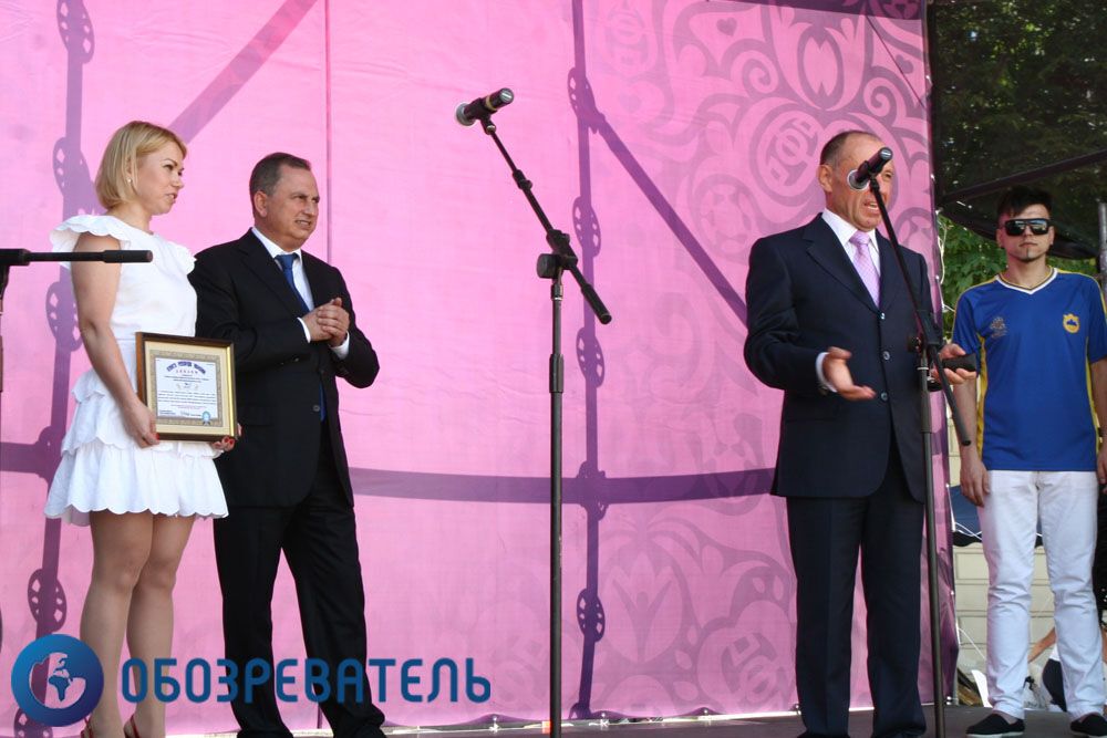 На Софійській площі зібрали гігантську марку-пазл