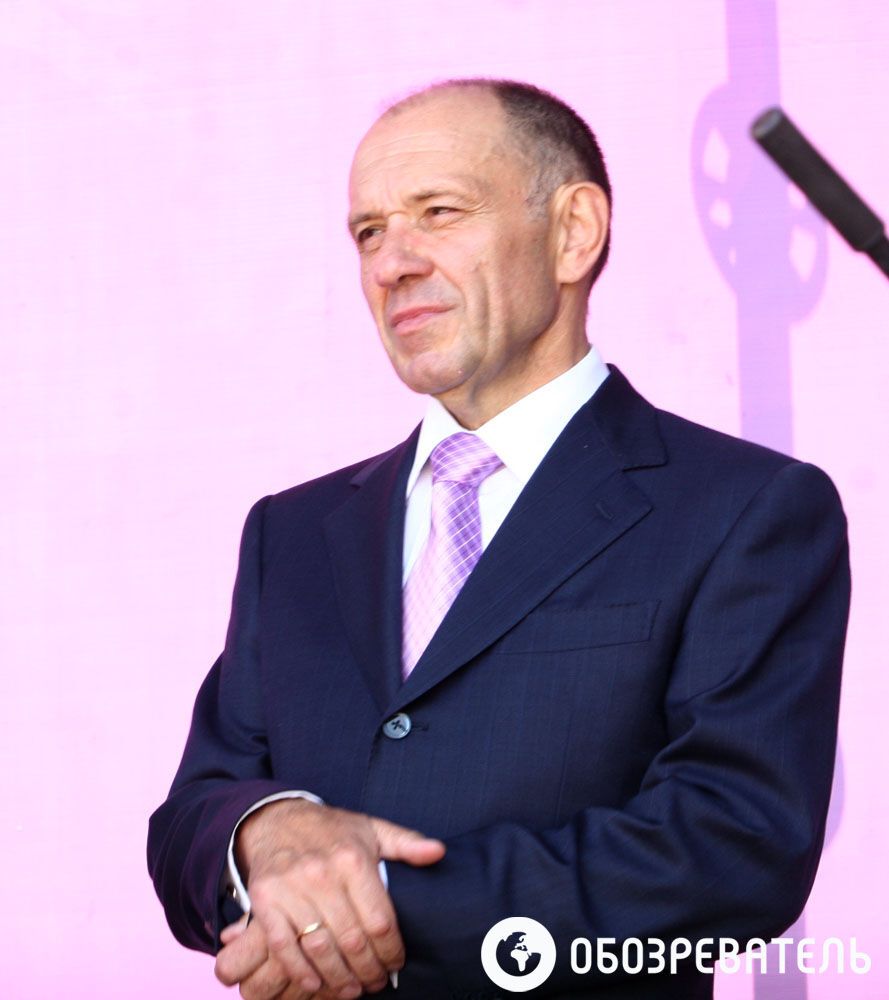 На Софійській площі зібрали гігантську марку-пазл