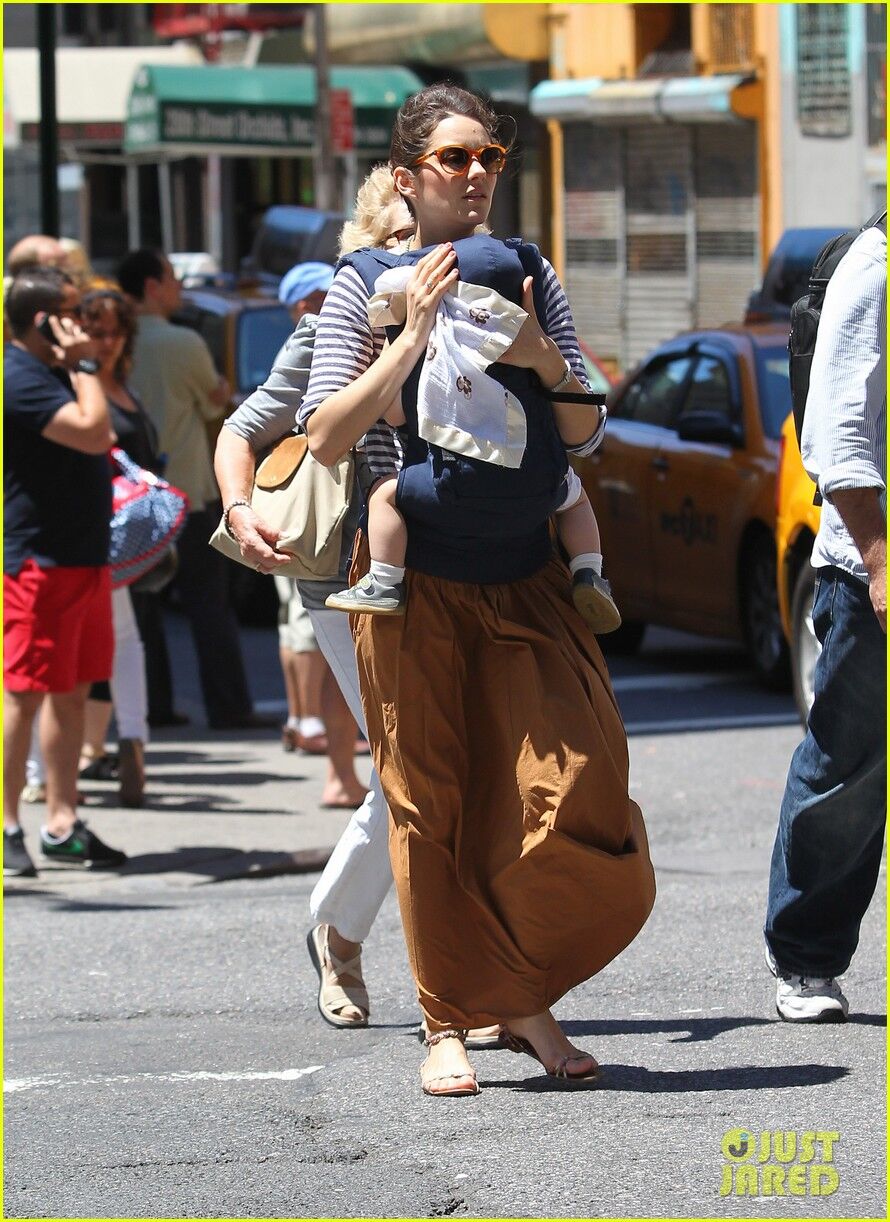 Марион Котийяр переходит на другую сторону. Фото