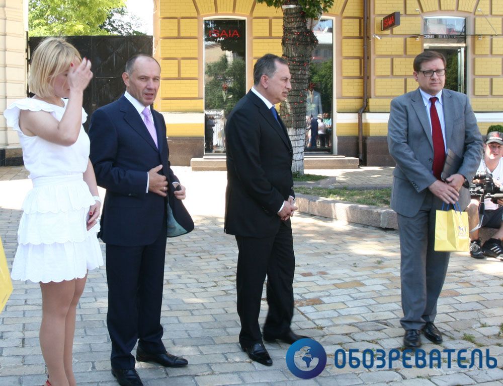 На Софійській площі зібрали гігантську марку-пазл