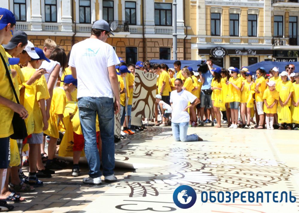 На Софійській площі зібрали гігантську марку-пазл