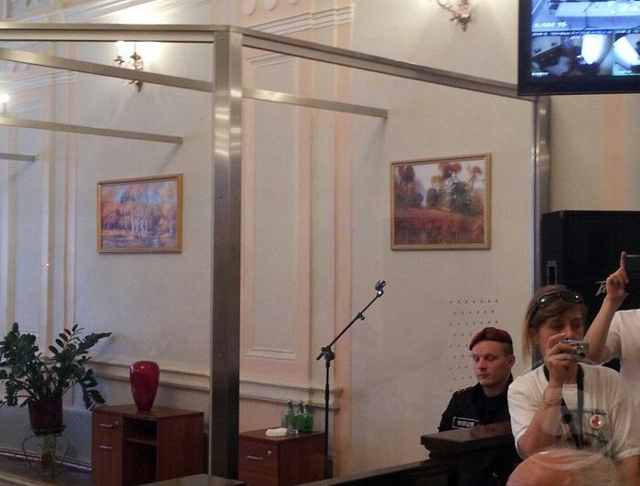 У залі суду встановили павільйон для Тимошенко. Додано фото
