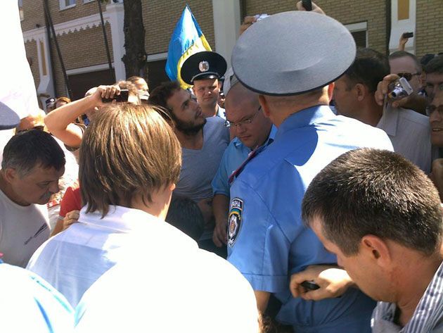 Під судом побилися прихильники і противники Тимошенко