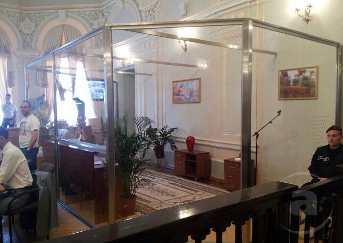 У залі суду встановили павільйон для Тимошенко. Додано фото
