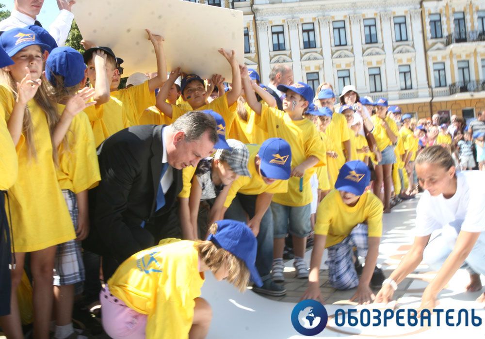 На Софійській площі зібрали гігантську марку-пазл