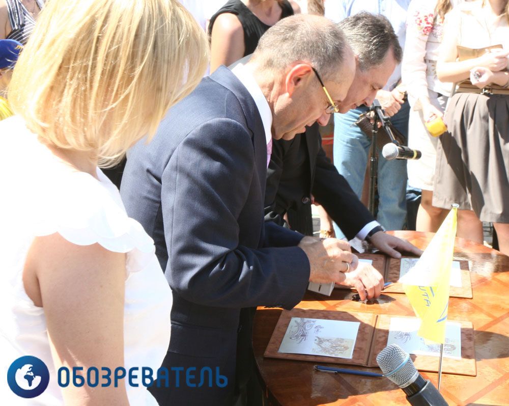 На Софійській площі зібрали гігантську марку-пазл