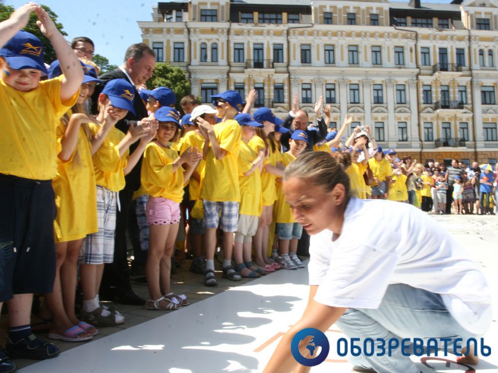 На Софійській площі зібрали гігантську марку-пазл