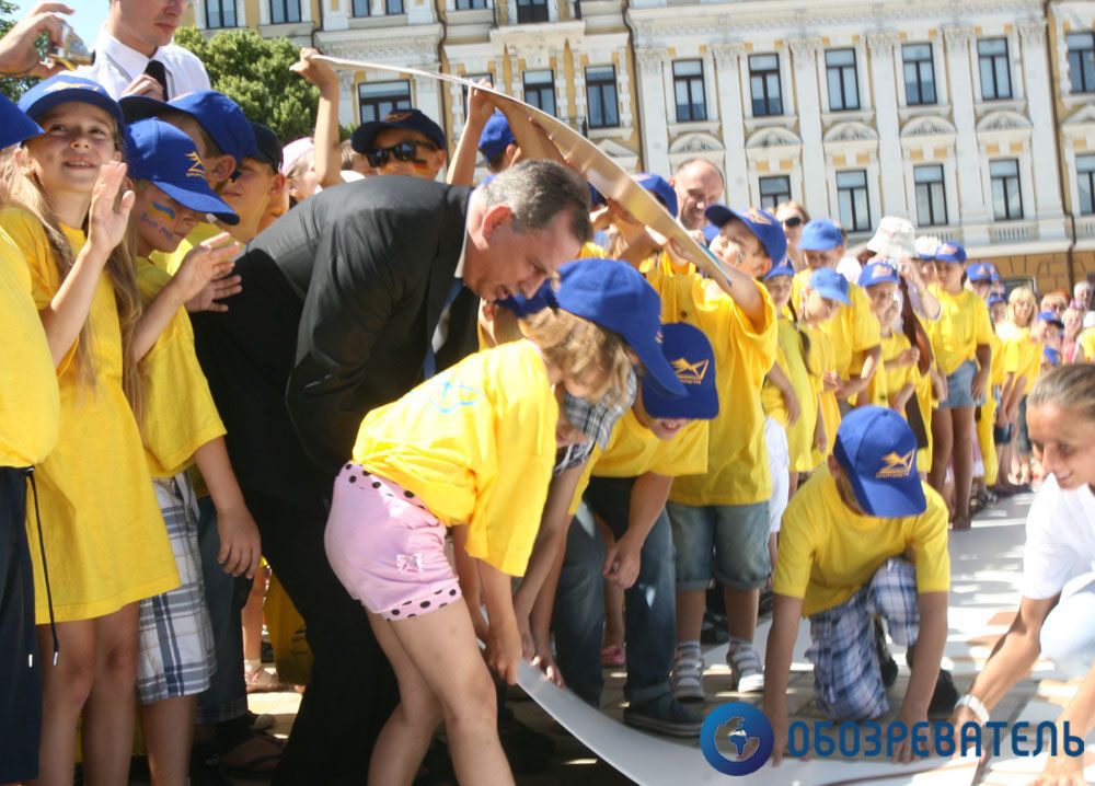 На Софійській площі зібрали гігантську марку-пазл