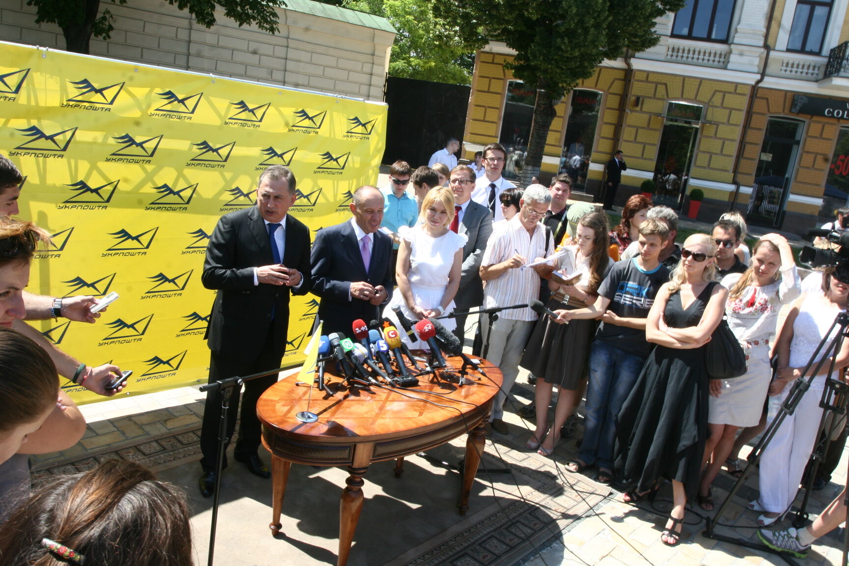 На Софійській площі зібрали гігантську марку-пазл