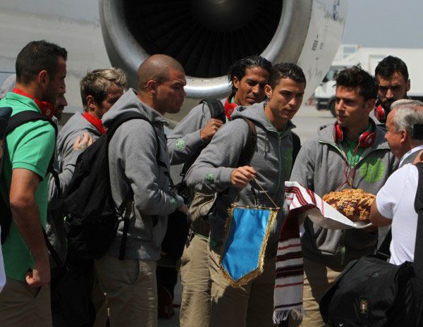 В Донецк прилетела сборная Португалии