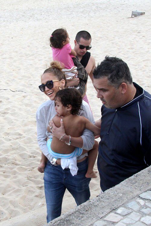 Лопес выбралась на пляж с детьми и Каспером. Фото
