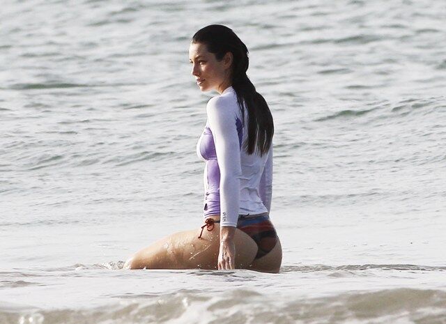 Джессика Бил сверкнула ягодицами. Фото