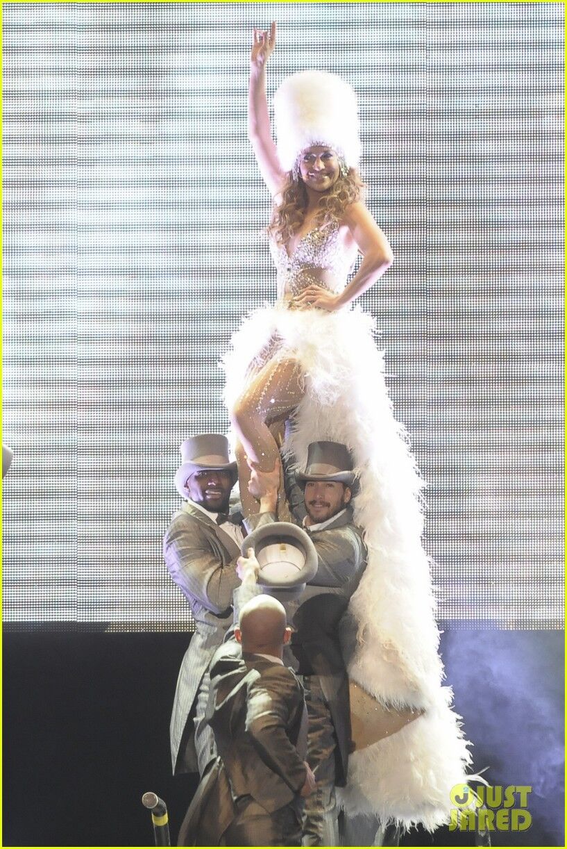 Лопес надела новые костюмы на Pop Music Festival. Фото. Видео