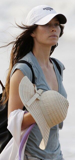 Джессика Бил сверкнула ягодицами. Фото