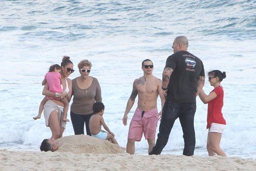 Лопес выбралась на пляж с детьми и Каспером. Фото