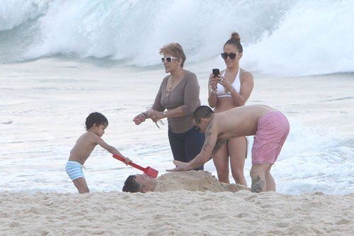 Лопес выбралась на пляж с детьми и Каспером. Фото