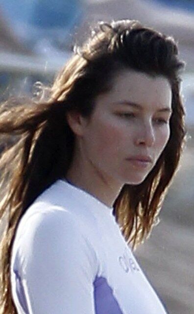 Джессика Бил сверкнула ягодицами. Фото