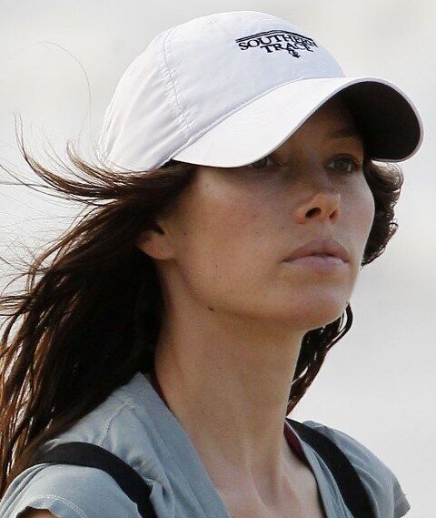 Джессика Бил сверкнула ягодицами. Фото