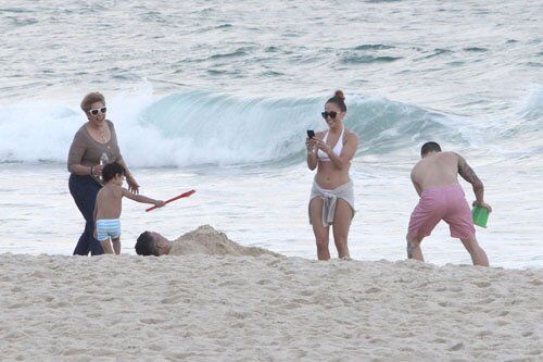 Лопес выбралась на пляж с детьми и Каспером. Фото