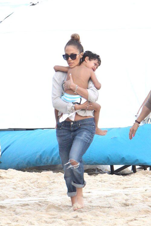 Лопес выбралась на пляж с детьми и Каспером. Фото