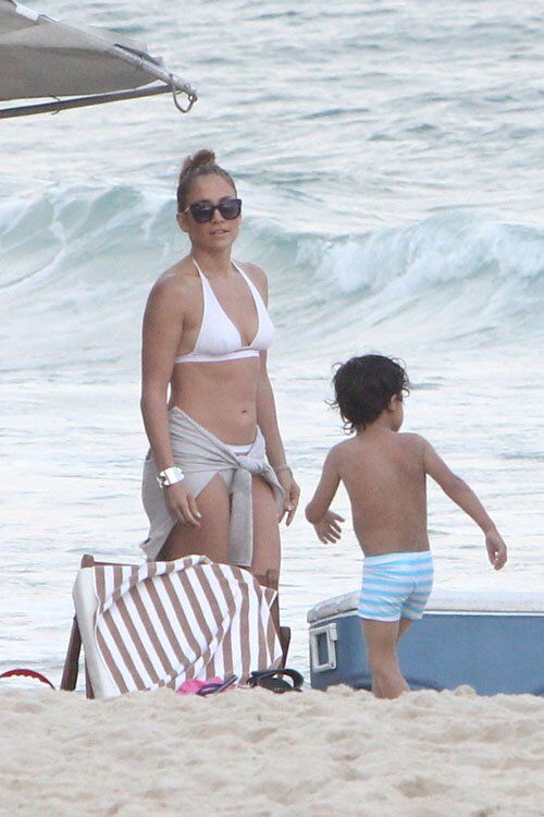 Лопес выбралась на пляж с детьми и Каспером. Фото