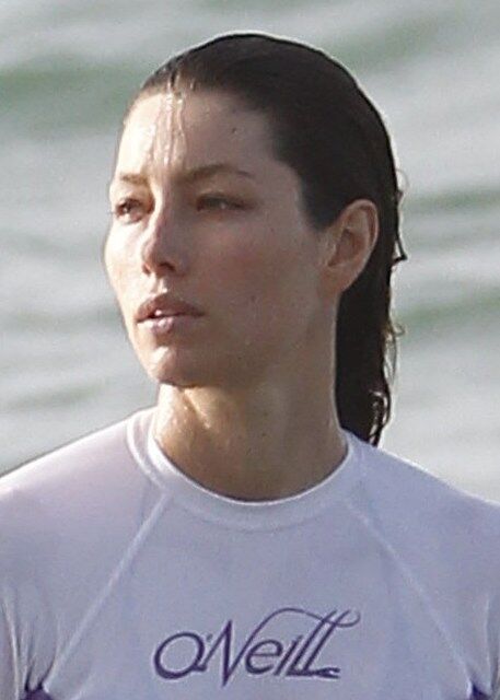 Джессика Бил сверкнула ягодицами. Фото