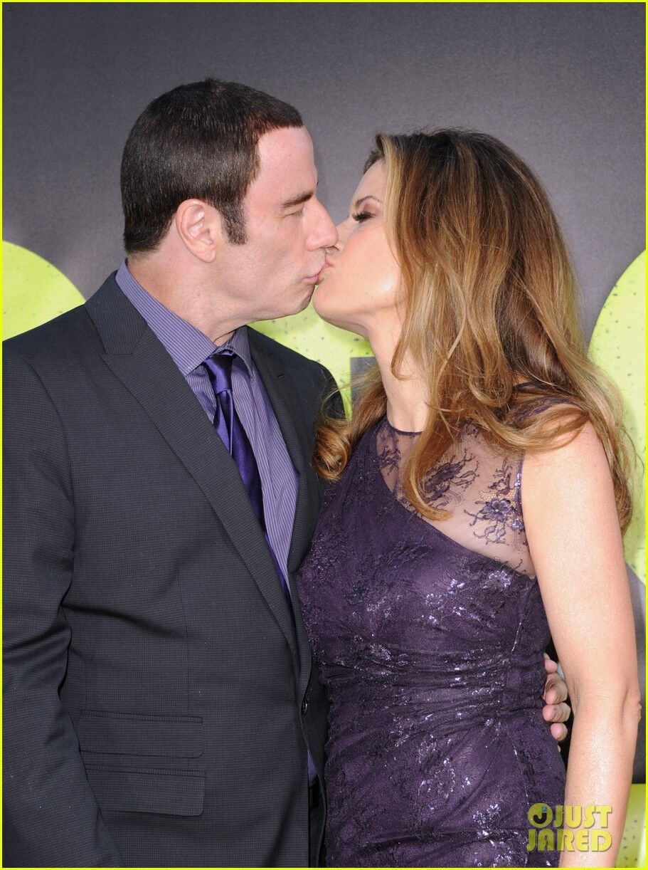Джон Траволта целует супругу на премьере фильма. Фото