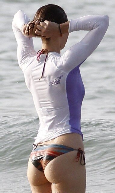 Джессика Бил сверкнула ягодицами. Фото