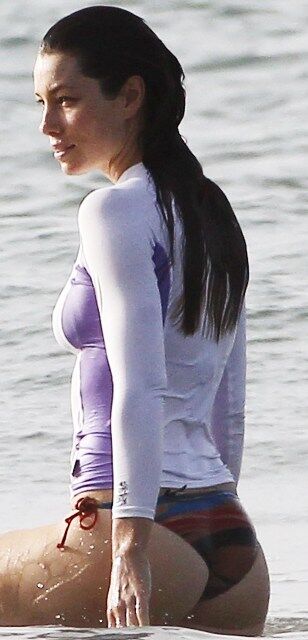 Джессика Бил сверкнула ягодицами. Фото