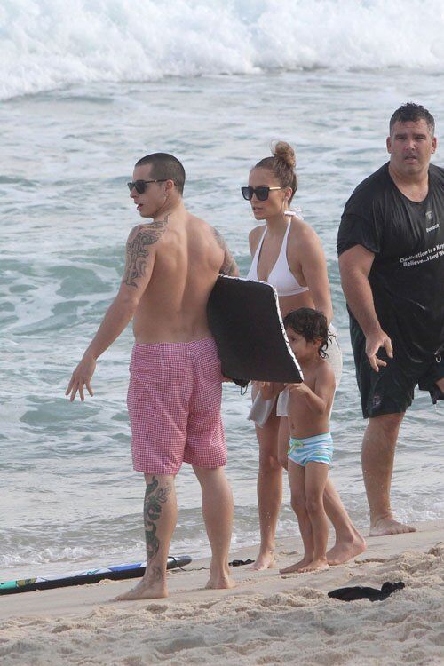 Лопес выбралась на пляж с детьми и Каспером. Фото