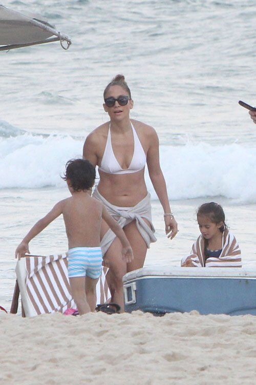 Лопес выбралась на пляж с детьми и Каспером. Фото