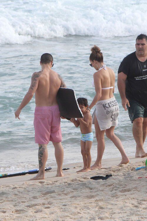 Лопес выбралась на пляж с детьми и Каспером. Фото