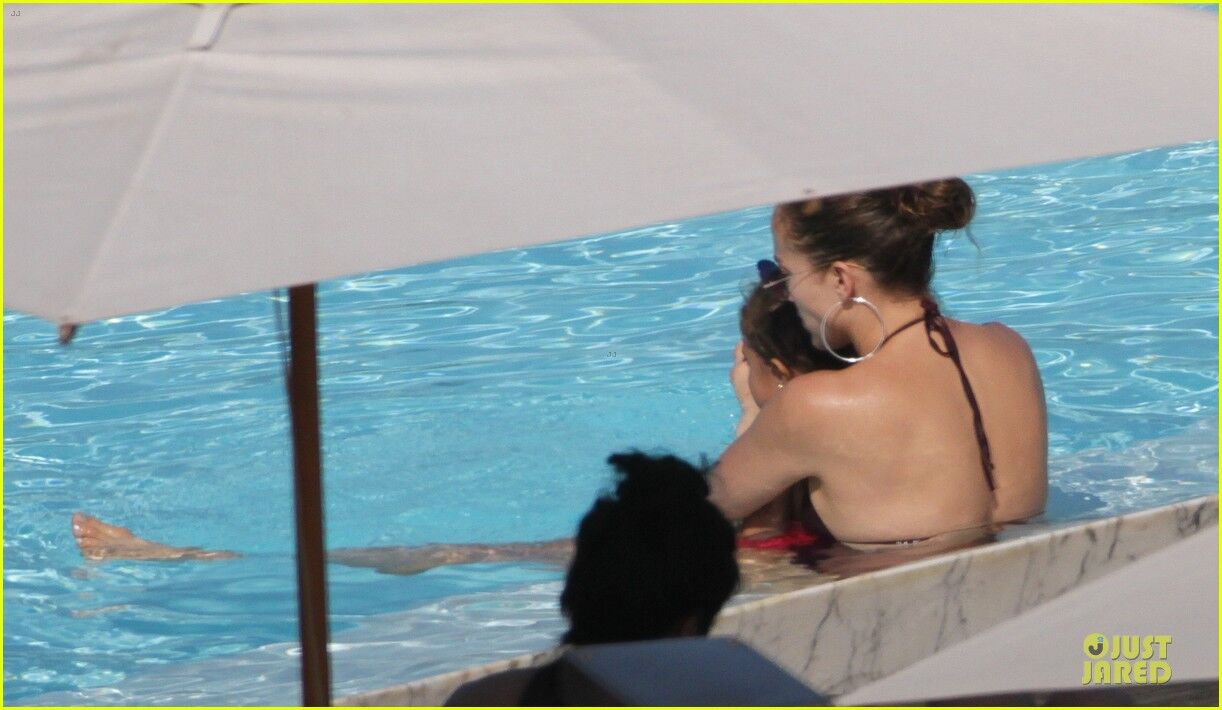 Дженнифер Лопес учит детей держаться на плаву. Фото