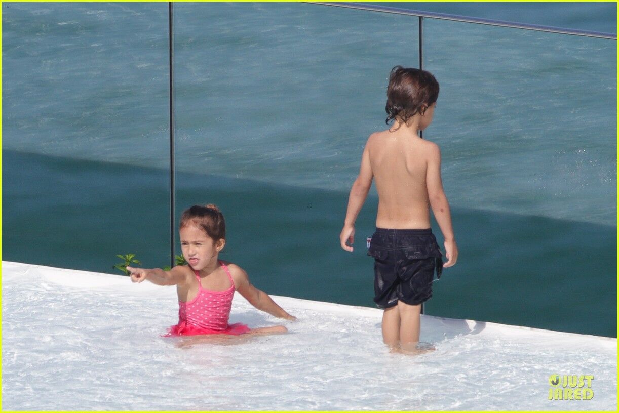 Дженнифер Лопес учит детей держаться на плаву. Фото