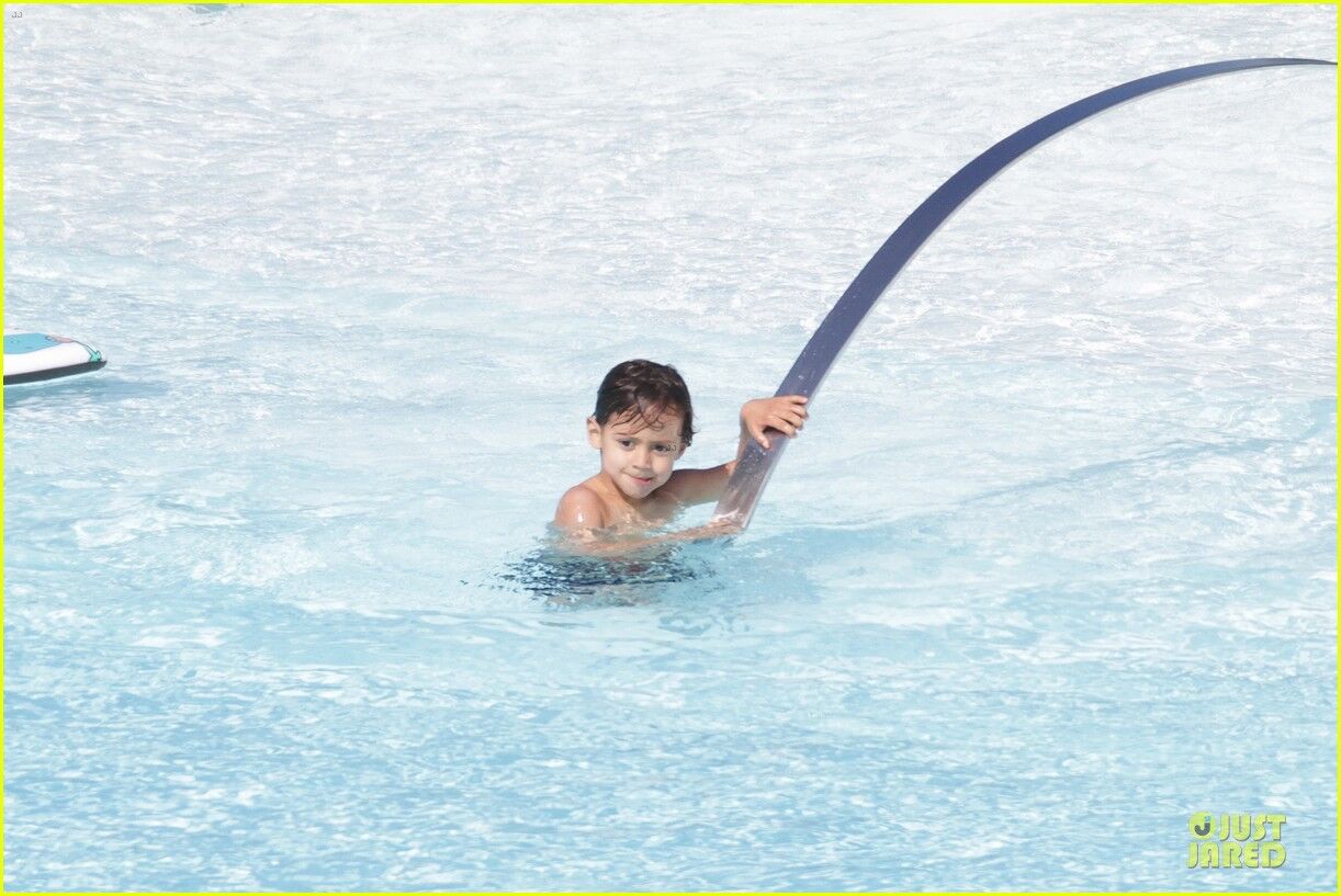 Дженнифер Лопес учит детей держаться на плаву. Фото