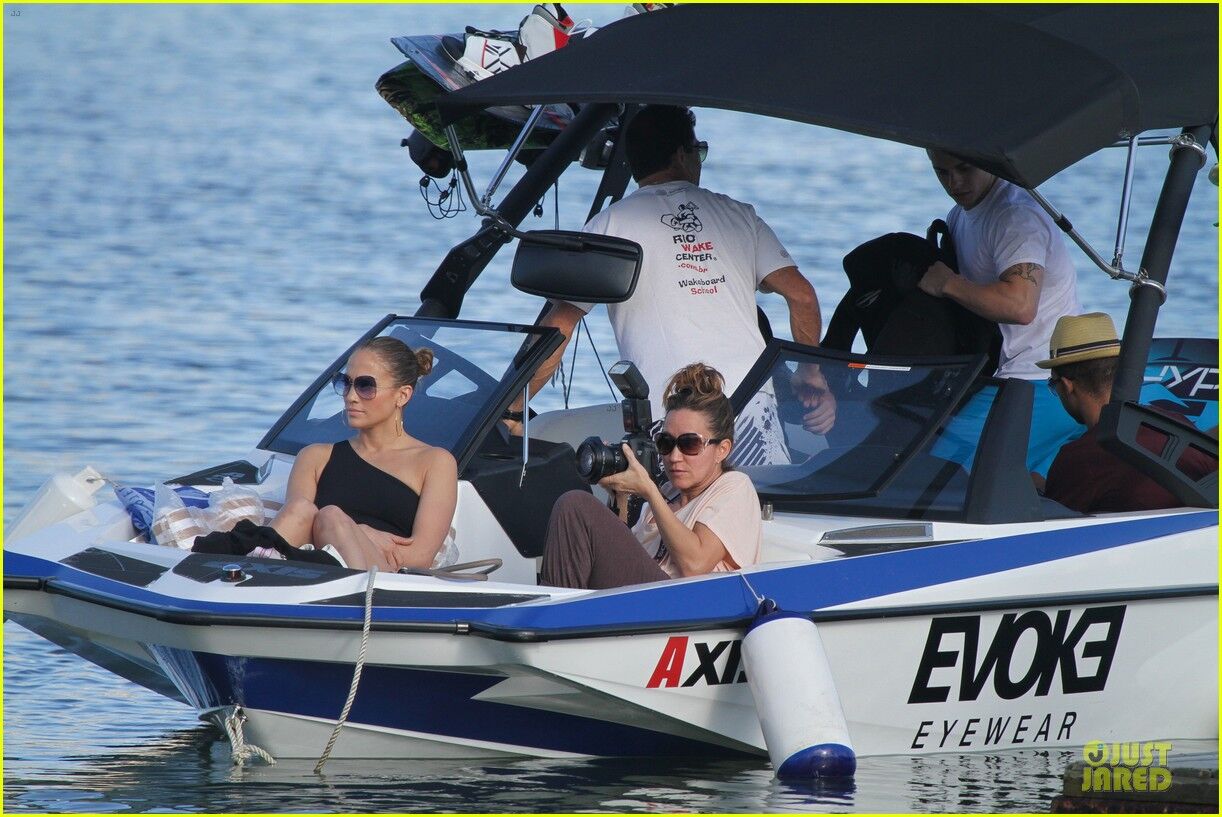 Дженнифер Лопес учит детей держаться на плаву. Фото