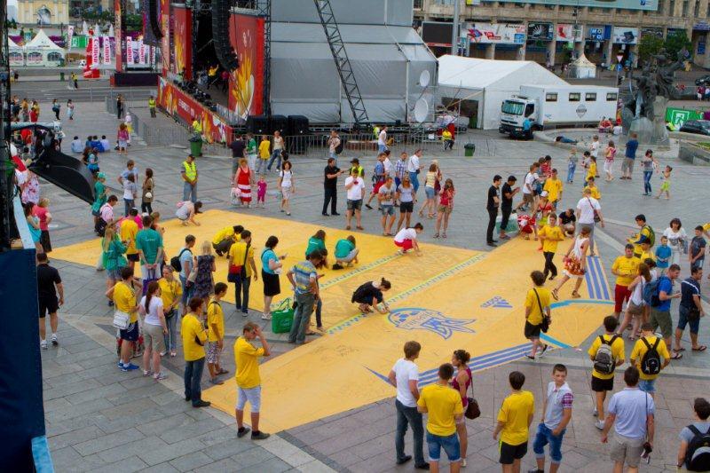 Фанаты презентовали Блохину огромную футболку