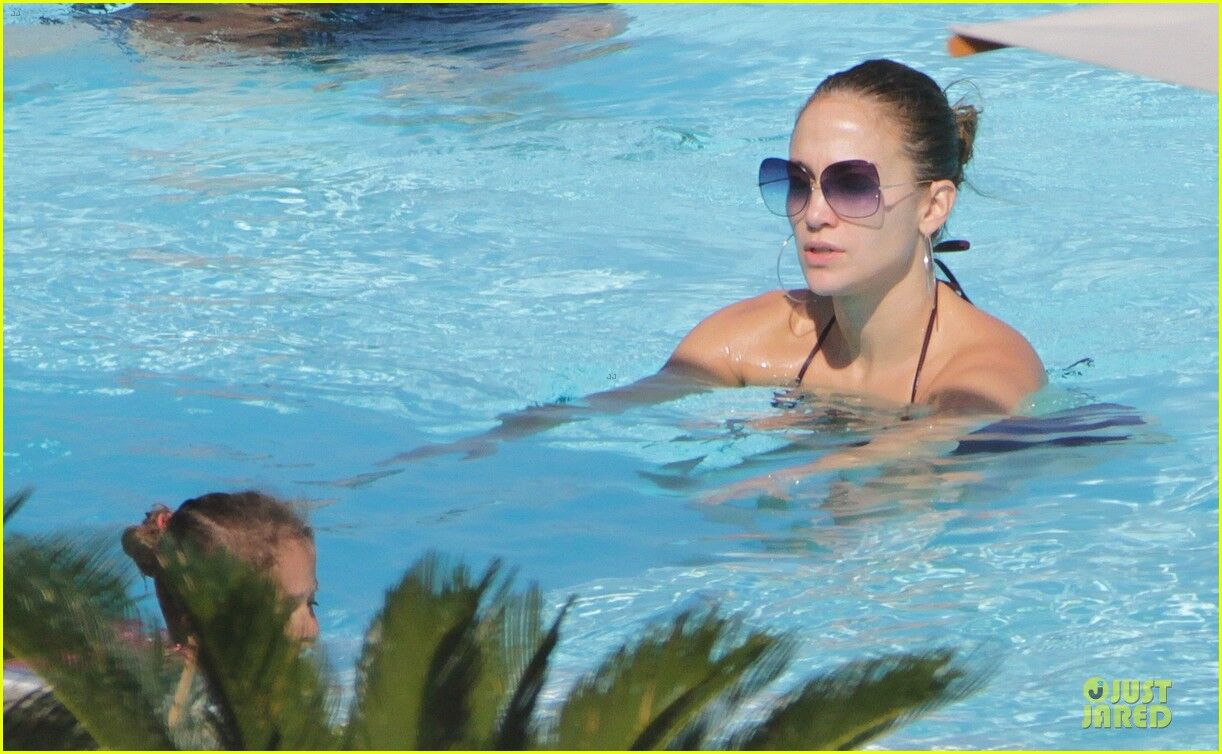 Дженнифер Лопес учит детей держаться на плаву. Фото