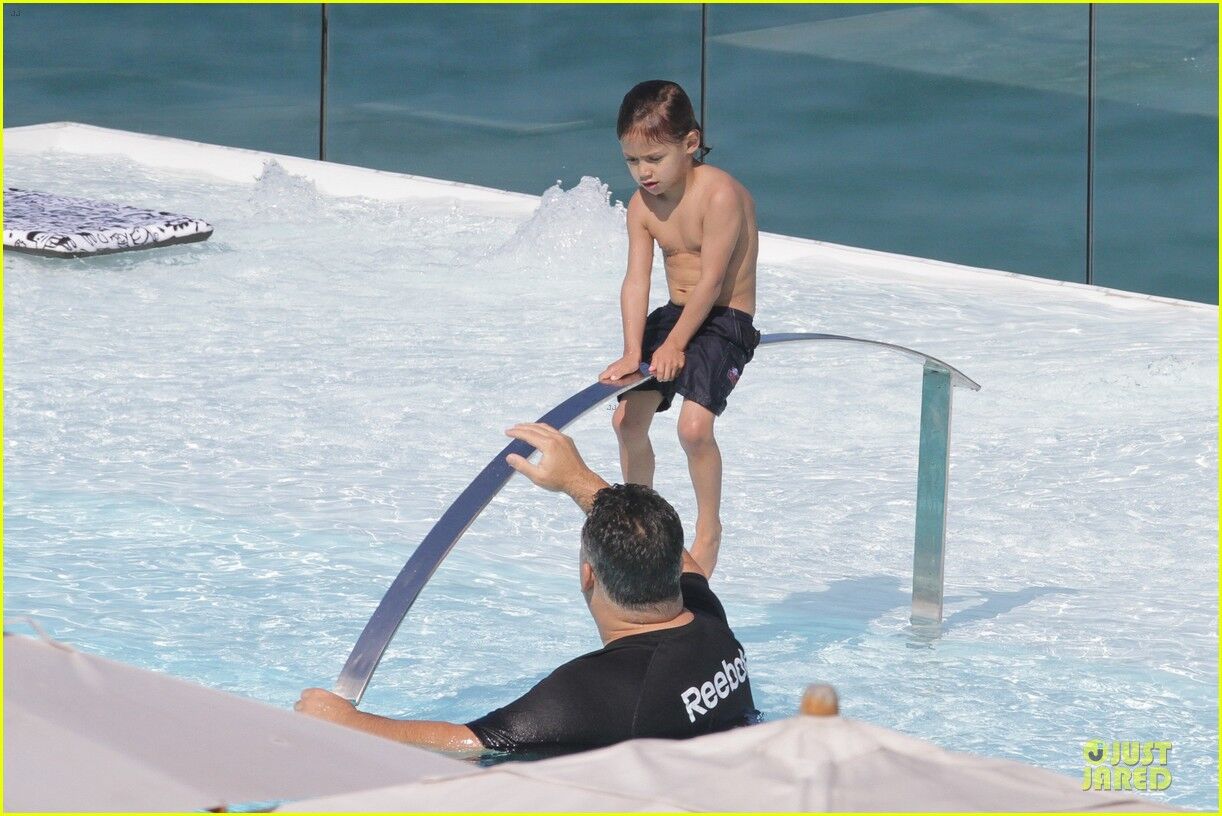 Дженнифер Лопес учит детей держаться на плаву. Фото