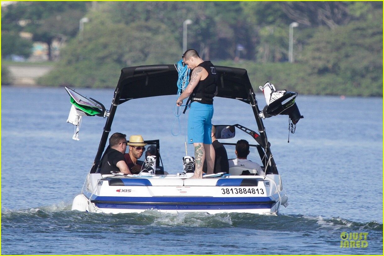 Дженнифер Лопес учит детей держаться на плаву. Фото