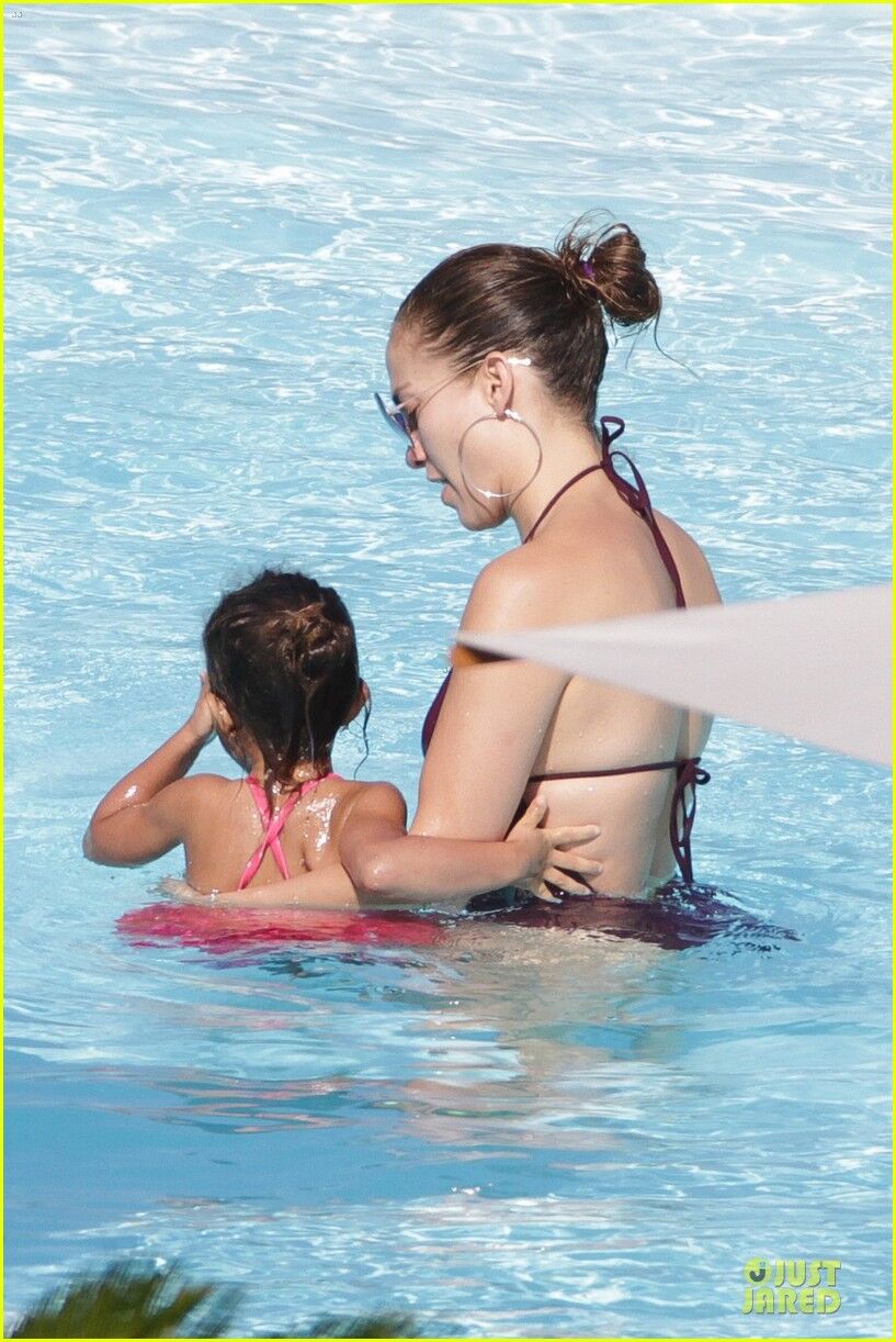 Дженнифер Лопес учит детей держаться на плаву. Фото