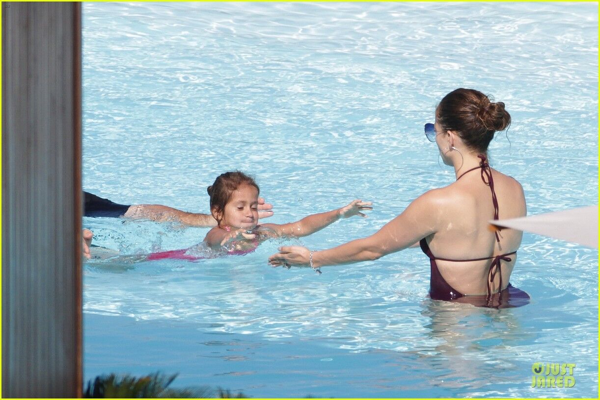 Дженнифер Лопес учит детей держаться на плаву. Фото