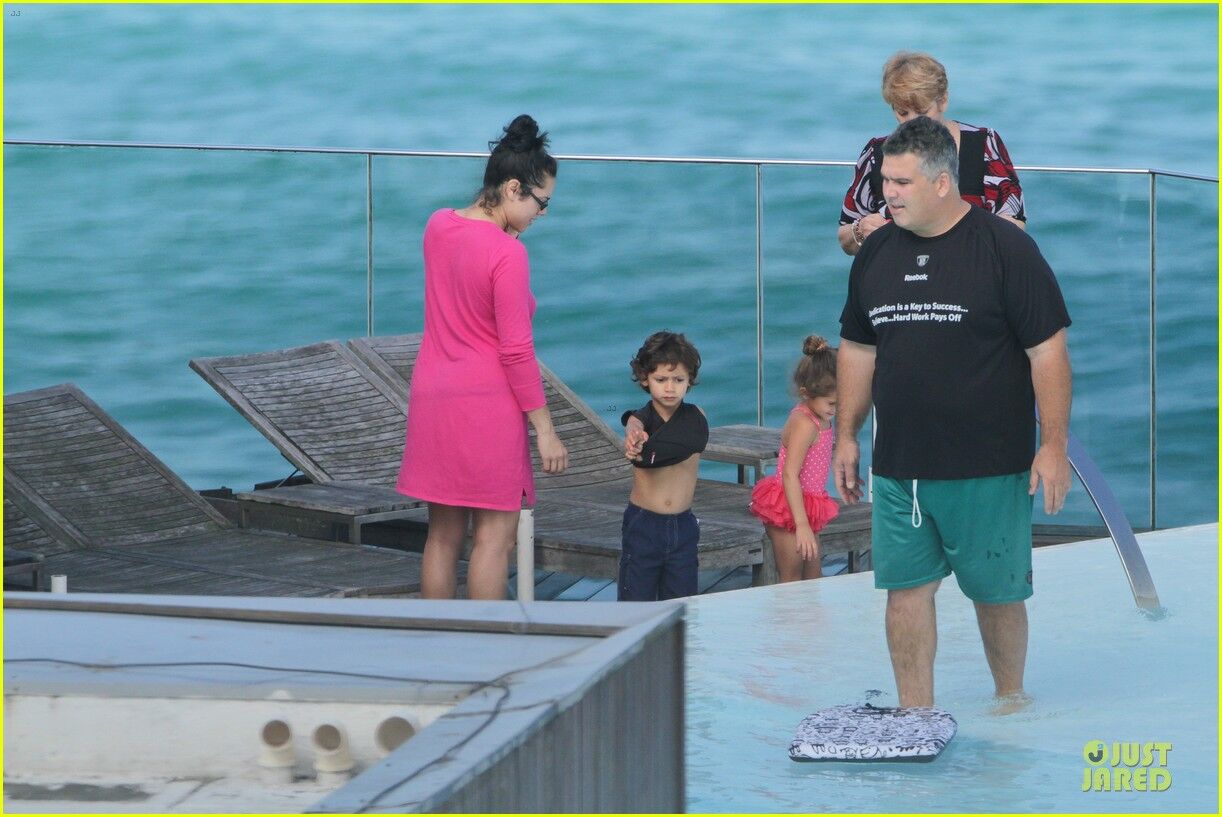 Дженнифер Лопес учит детей держаться на плаву. Фото